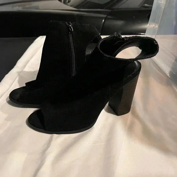 💗 Urban Outfitters Suede Heels - Size 7 - Picture 5 of 5